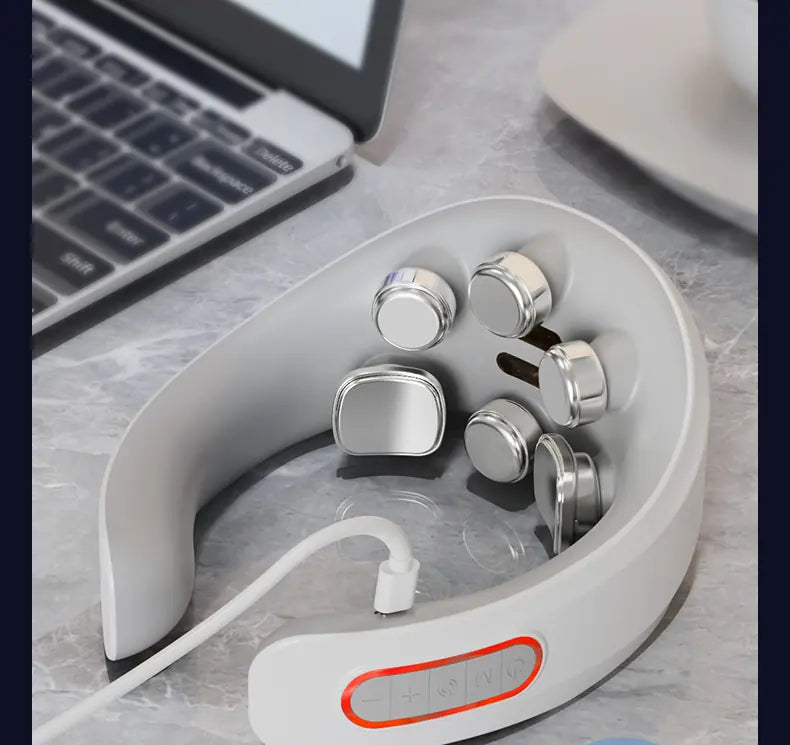 Nahaufnahme des NUQO 1628 beim Laden: Bedienfeld mit leuchtendem LED-Ring, USB-C-Kabel eingesteckt